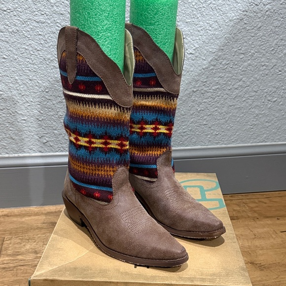 Roper Brown Boots with Aztec Knit Design - Picture 3 of 3